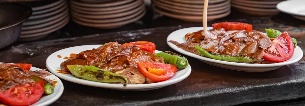 Hele kaste voolab lihale tomatite ja roheliste paprikate kõrval